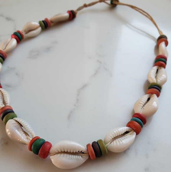 Y2K vintage cowrie shell knotted cord choker necklace​ with green Red Beads - Picture 4 of 7